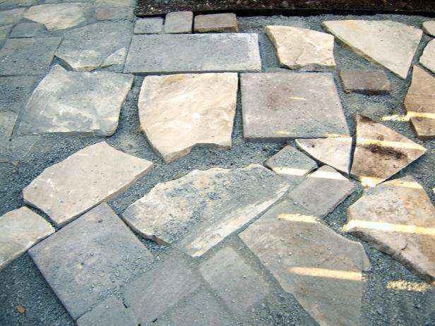 Как сделать мозаичный пол во дворе из натурального камня 5 | Дока-Мастер