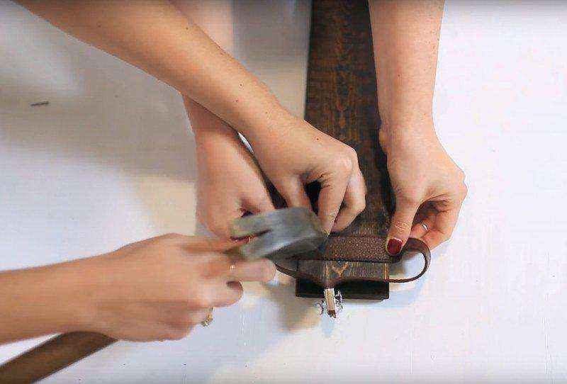 Как можно использовать старые ремни для изготовления стильной полки 9 | Дока-Мастер