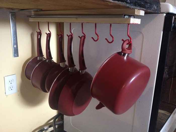 Как хранить сковороды с кастрюлями не занимая полезное пространство 2 | Дока-Мастер